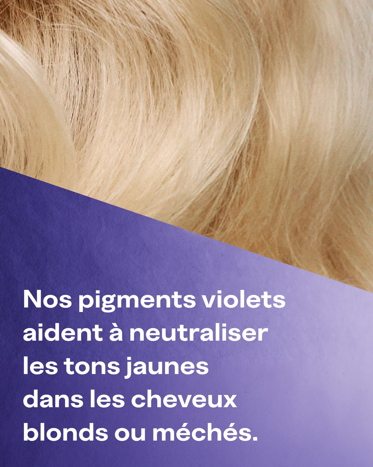 Close-up of blonde hair with a purple text banner overlay in French explaining a hair color treatment.