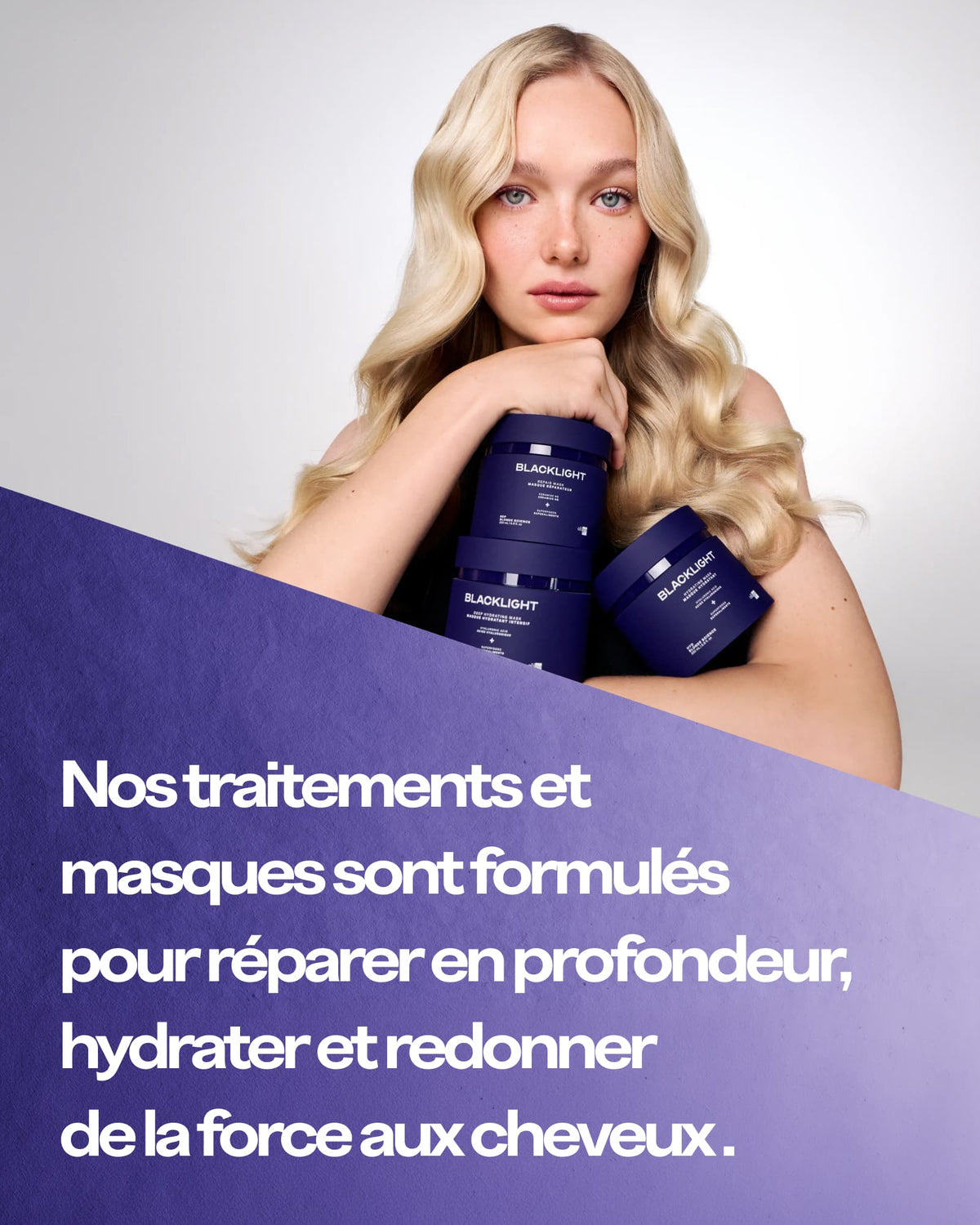 A blonde woman poses with three dark blue Blacklight hair treatment jars against a light gray background, with a purple French text banner overlay at the bottom left.